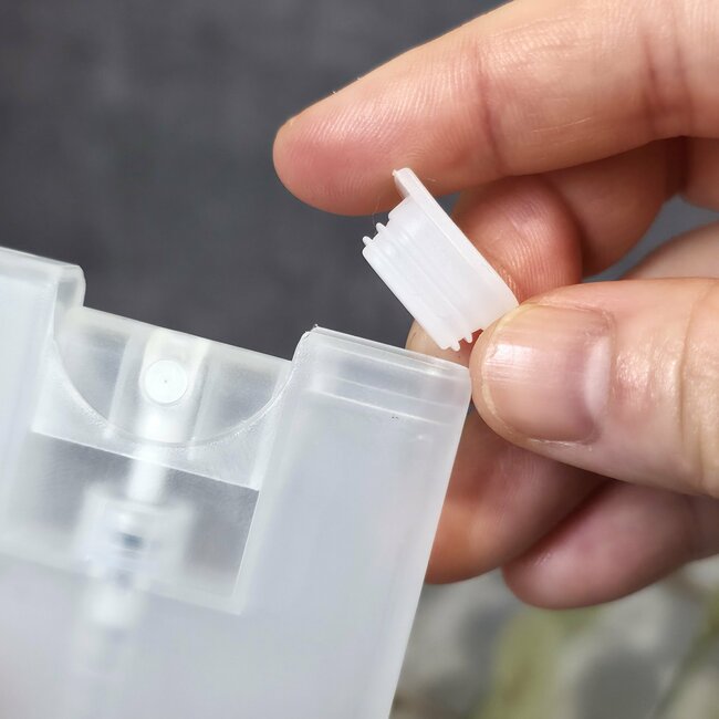 「何軒もまわってようやく見つけた！」セリアの“スリムすぎるスプレーボトル”除菌用アルコールが入れられて便利！「薄いから場所取らん」「もっと早く知りたかった」