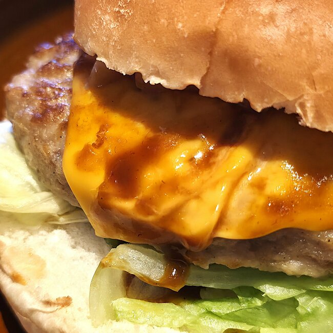 「全人類食べに行って欲しい」「腹十分目になる」コメダ珈琲の“極厚ボリューム満点メニュー”分厚すぎてアゴが外れそう…！「私の手より大きかった」「デカくてうまい！！」