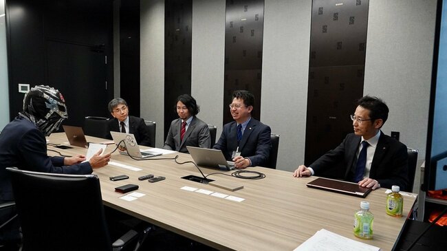 右から、三菱自動車工業第二車両技術開発本部 秋葉一臣さん、ヤマハ音響事業本部 疋田智一さん(サウンドマイスター)、三菱自動車第二車両技術開発本部 賀来薫さん、三菱自動車商品戦略本部 矢口信之さん、フェル