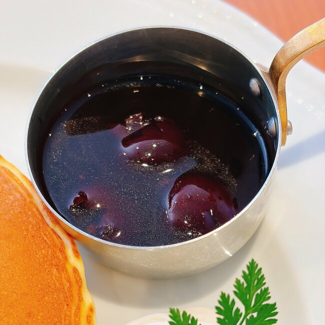 「期待の2倍以上美味しかった」「また食べたい」ロイヤルホストの“てんこ盛りパンケーキ”チェリーがごろごろで、どこを食べても美味しい！「アイスにクリームものっかってて満足度高い」