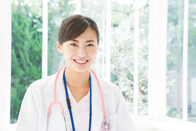 医療系の職種で、なりやすくて報酬もいいのは何か