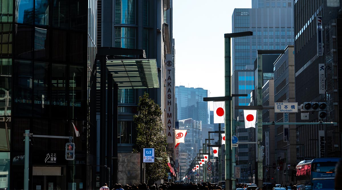 日本橋に掲げられる日の丸