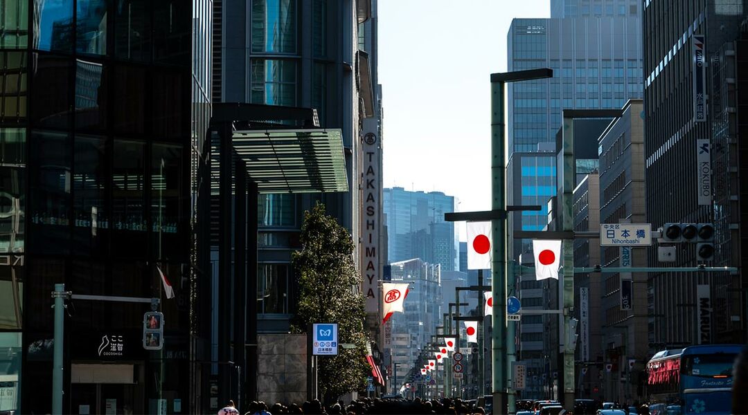 日本橋に掲げられる日の丸