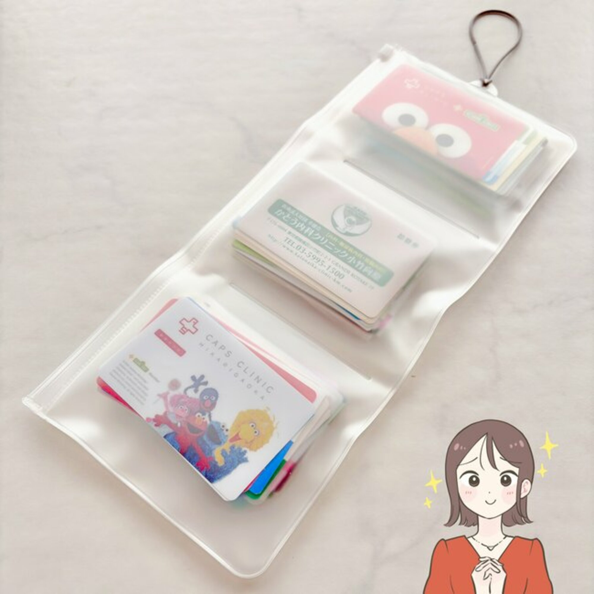 カードや診察券が50枚入った…！3COINSの“ガバッと開くケース”財布がわりにもなって優秀！「ポケットが多くて使いやすい」「100均のものとは比べ物にならない」