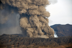 次々噴火する火山 日本列島の状況はどこまで深刻なのか――島村英紀・武蔵野学院大学特任教授に聞く
