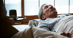 寝たきり老人を介護する「模範嫁」を表彰、教科書に自宅で死人を看取る手順~50年で激変した日本人の“死に方”