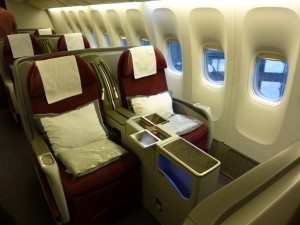 「ボーイング777-200」の機内