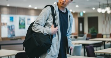 「40歳でパーカーはダサい？」…SNSで他人の服を裁き続ける人たちの残念な心理