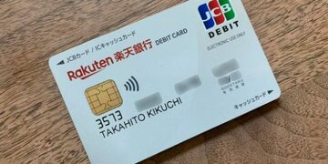 「楽天銀行デビットカード」は還元率1％、年会費無料でお得！ クレジットカード並みに国際ブランドが豊富で、コンタクトレス決済も搭載しているので利便性◎