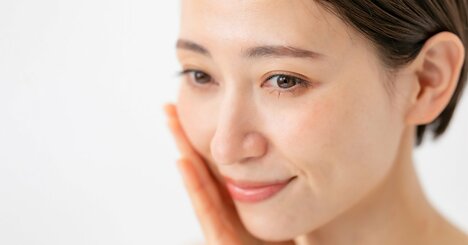 老けて見える「アゴのたるみ」が歌うだけでスッキリ？「国民的アニメ」の主題歌とは