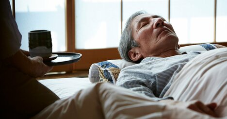 寝たきり老人を介護する「模範嫁」を表彰、教科書に自宅で死人を看取る手順～50年で激変した日本人の“死に方”