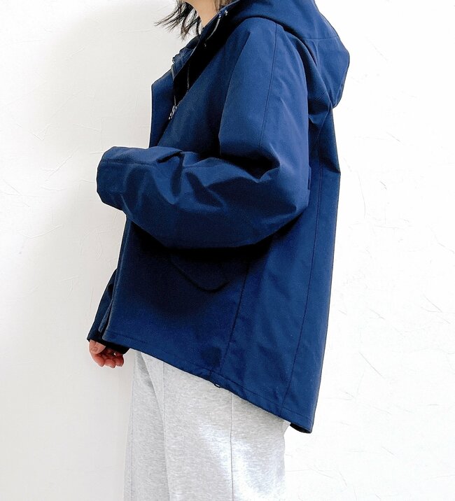 おしりをスッポリ隠せる…！GUの“おしゃれ春アウター”雨の日も使えて万能すぎる！「シルエットが綺麗」「今の時期めちゃくちゃ重宝」