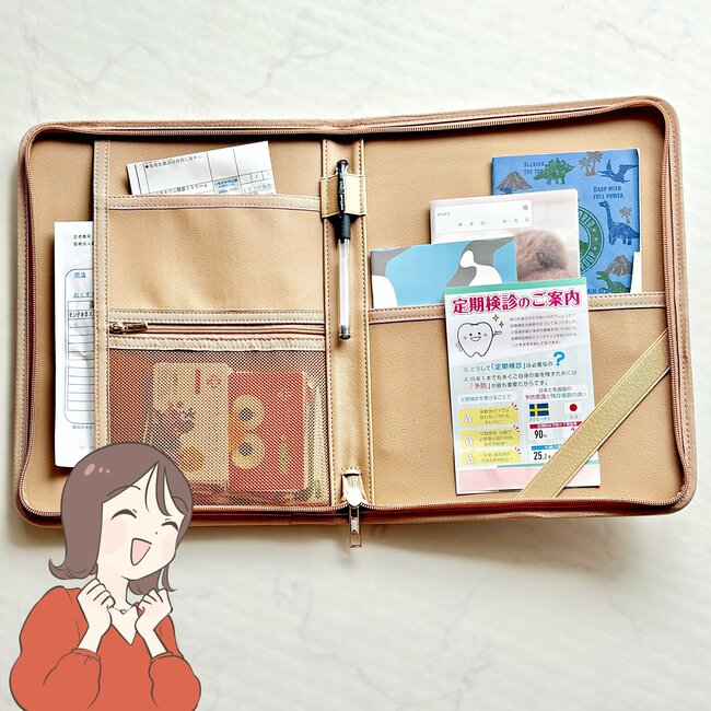 お薬手帳や処方薬がまるっと入る！3COINSの“ポケットたくさん収納ケース”通院グッズ入れにピッタリ！「迷わず購入しました」「収納力があり実用性バツグン」