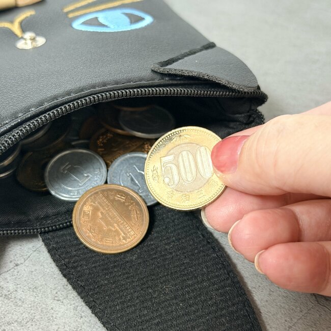 お薬が70錠も入った…！カルディで見つけた「くろねこの激かわケース」ミニ財布にもなるし、カバンに付けて持ち運べて天才！《購入レビュー》