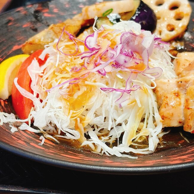 めちゃめちゃご飯が進むやつ…！大戸屋の“よくばり定食”お肉も魚も楽しめて大満足すぎる！「贅沢な二種盛り」「美味しくて大正解」《実食レビュー》