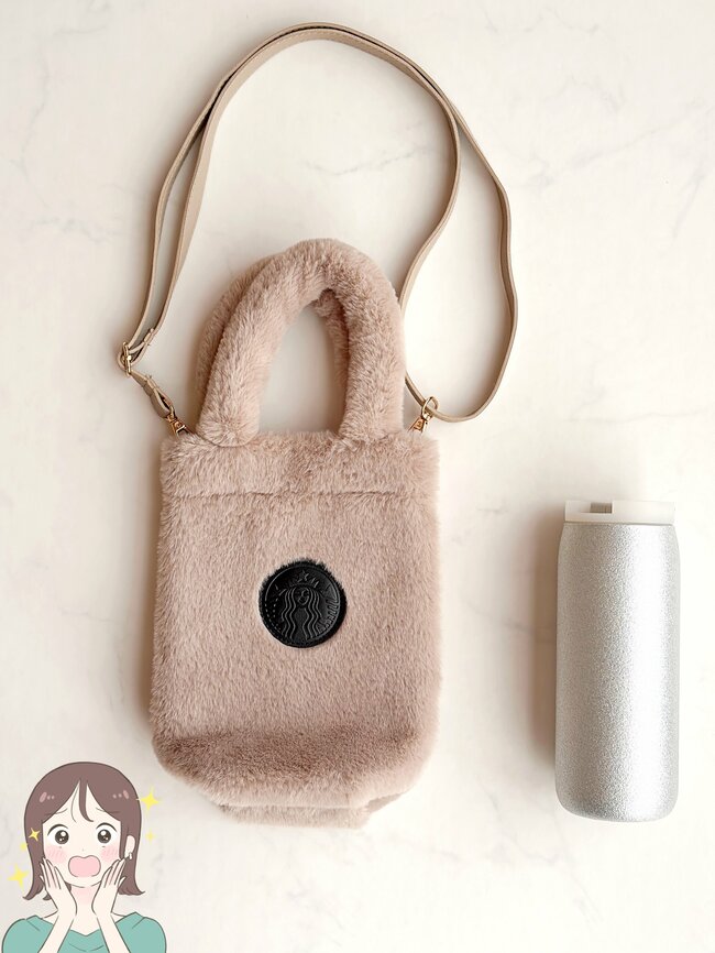 「こんなん見たら買うしかないやろ」スタバの“ボトルみたいなショルダーバッグ”が可愛すぎる…！「2店舗目でGETできました」「街で見かけたら思わず二度見しちゃう」