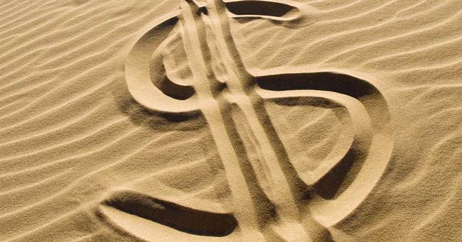 砂浜に書かれたドル
