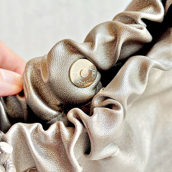 「全カラーリピ買いしました」ハニーズの“めちゃ軽バッグ”長財布やペットボトルがすっぽり入って使いやすい！「柔らかい素材で大容量」「開け閉めもラクです」