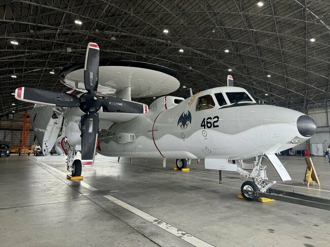 航空自衛隊のE-2C早期警戒機。機体上部に大きな円盤型のレーダードームが載っている