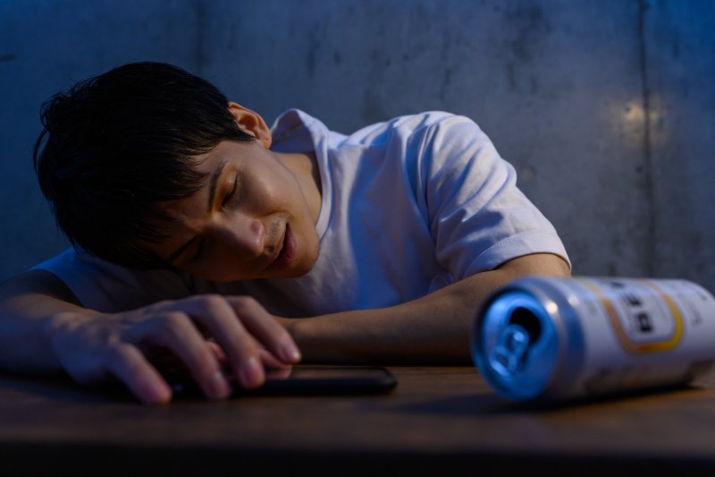 眠るためにアルコールや睡眠薬を飲むことは絶対に避けたほうがよい理由