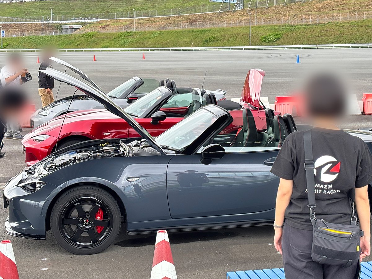 富士スピードウェイ内でユーザーが「マツダスピリットレーシング ロードスター」を試乗する様子