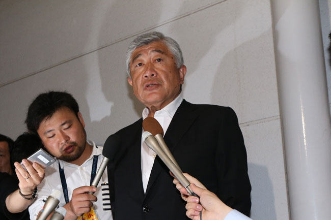 羽田空港で報道陣に対応する日大アメリカンフットボール部内田正人監督