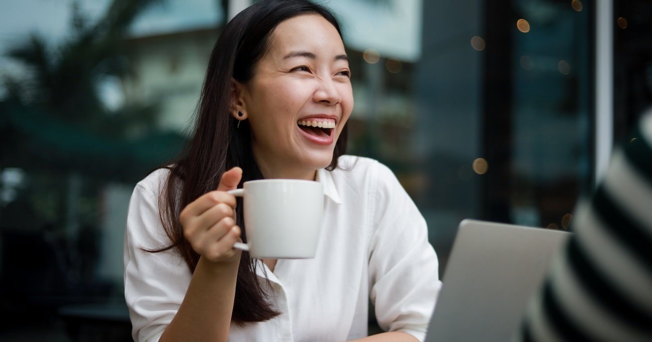 職場にいる「なぜか不機嫌な人」と「いつもご機嫌な人」の、“たった1つの違い”とは?
