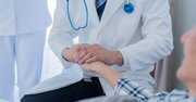 日本のコロナ死亡者が欧米より少ない理由、高齢者施設クラスターの実態
