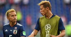 サッカー界のレジェンドの交錯、35歳で岐路に立った本田と長友