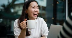 職場にいる「なぜか不機嫌な人」と「いつもご機嫌な人」の、“たった1つの違い”とは?
