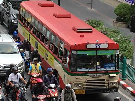 バンコク市街を走る日野自動車のバス