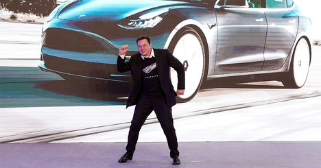 中国製テスラ初納車、サプライヤーの株価はばか騒ぎ