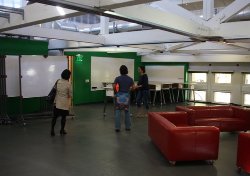 イノベーションを生み出す力を身につけるための教室は、<br />フレキシブルで、空間にもこだわりがあった。<br />【スタンフォード大学d.school編】