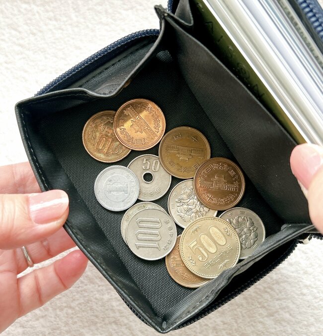 カードや診察券が22枚入る…!ワークマン新作の「980円ミニ財布」ガバッと開いて取り出しやすい!