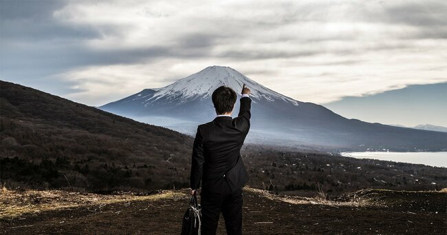 富士山を指差すビジネスマン