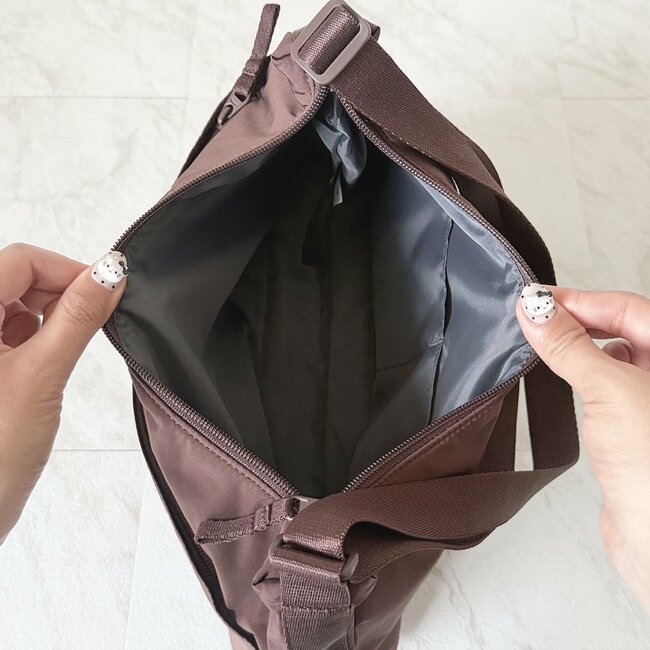 「安いし2個買いした」ユニクロの“1990円バッグ”がコンパクトな見た目なのに収納力バツグン！「衝動買いでしたがめっちゃ使える」「見た目がシンプルで最高」