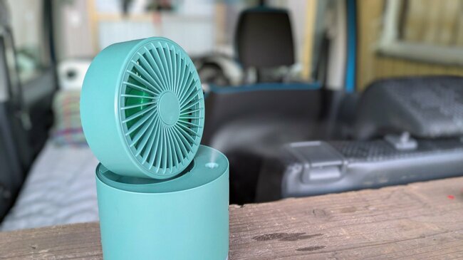 ミストを噴出する冷風扇（日中撮影）