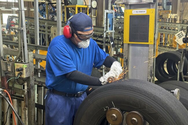損傷箇所をグラインダーで補修する作業