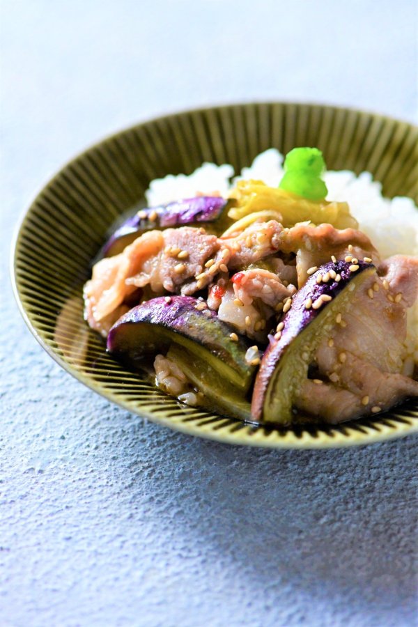 【カンタンなのに料亭風! レンチンレシピ】塩味が効いててクセになる!ボリューム満点の旨塩豚バラ丼