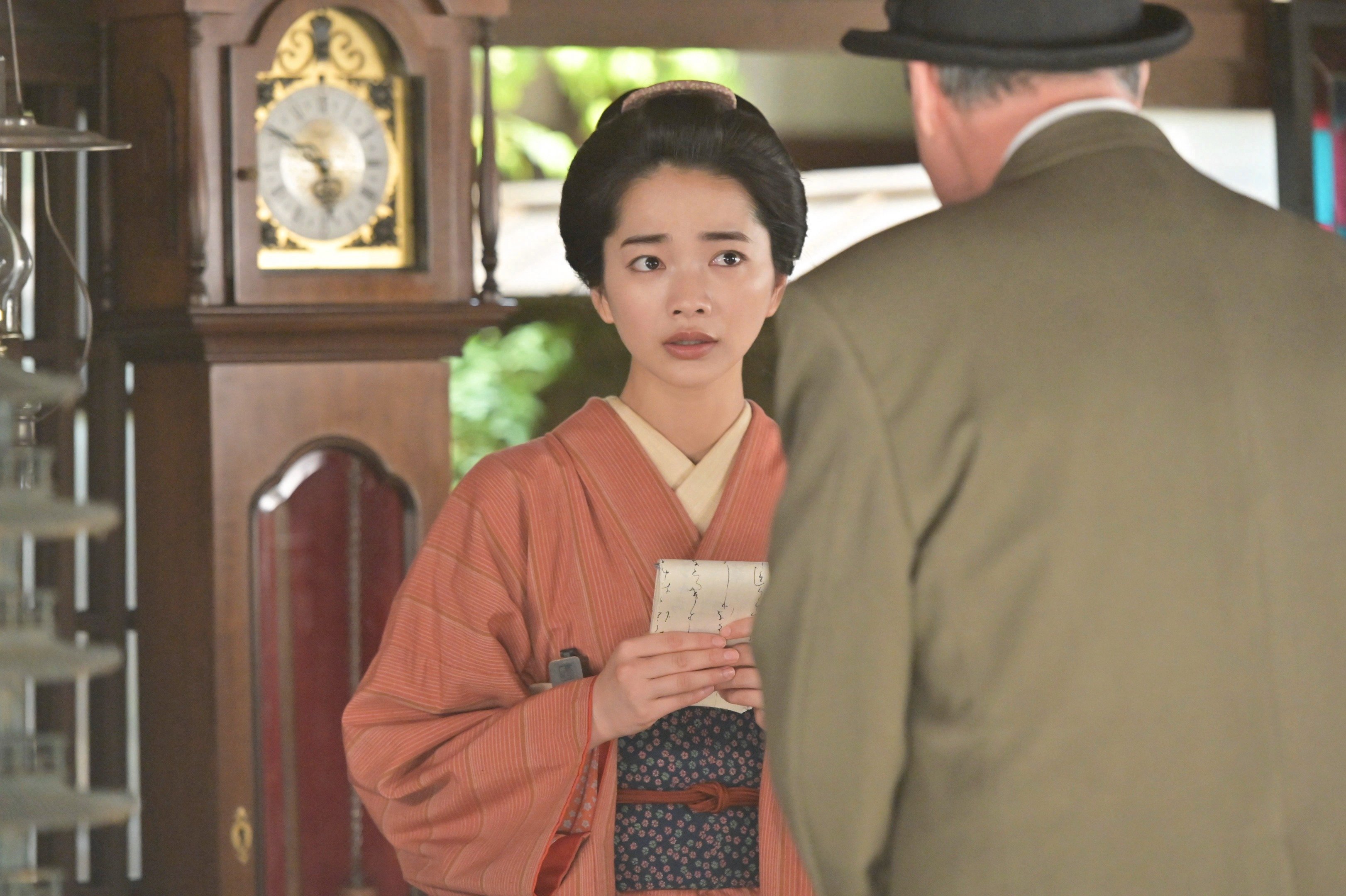 Aぇ！佐野晶哉、メガネ姿で登場！金田一耕助みたいな「くしゃくしゃ髪」に胸がザワつく〈風、薫る第11回〉