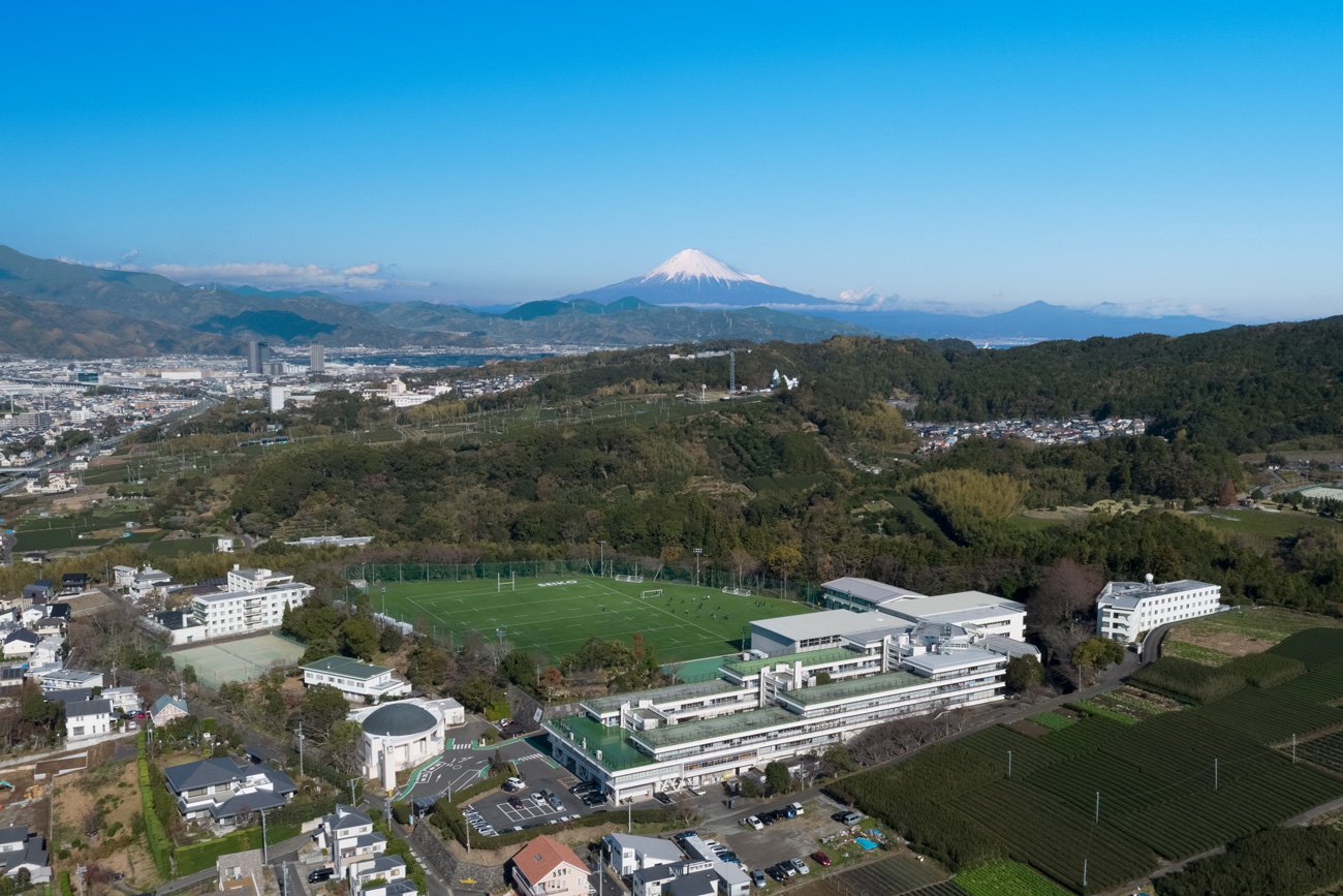富士山を背に広大なキャンパスが広がる静岡聖光学院（静岡市駿河区）