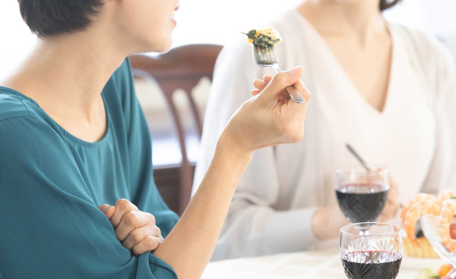 高額な自己啓発セミナーにハマる女性が後を絶ちません。
