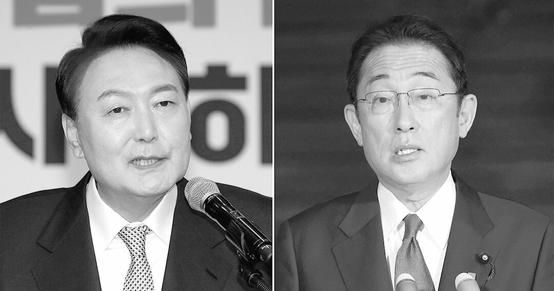 3月9日の韓国大統領選で当選した保守系の尹錫悦と首相の岸田文雄。2人は11日、15分間にわたって電話会談した。日韓関係の雪解けはあるのか