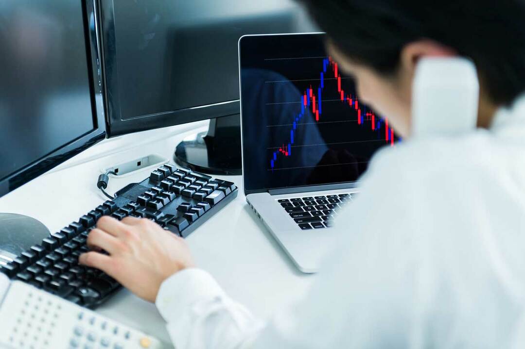 投資の世界では、しばしばプロを凌ぐ成績を出す素人が存在します