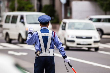 交通誘導警備員の約半数は社会保険未加入という実態も明らかになった