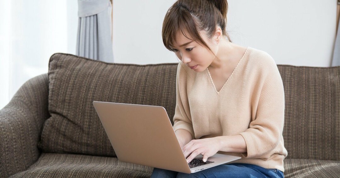 写真:猫背の女性