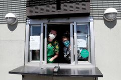 マスク確保に奔走の米小売・飲食、従業員守れるか