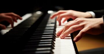 オーケストラが違う曲を弾き始めた…絶体絶命のピアニストが取った行動とは