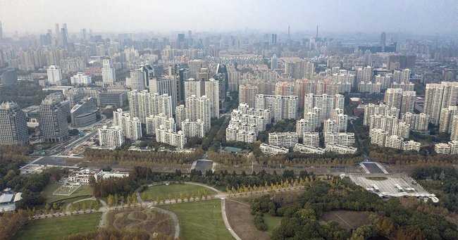 上海市に林立するマンション群。大都市の住宅価格は過去20年にわたり、右肩上がりで上昇してきた。今買わなければ、もっと高くなるという焦りが人々を購入に向かわせている