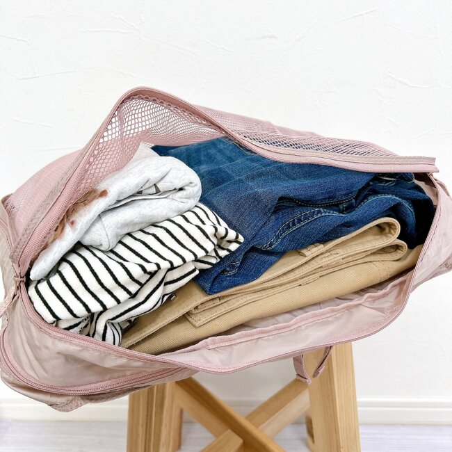 旅行や帰省でマジで使えるやつ…！無印良品の“仕分けポーチ”洋服がゴチャつかなくて天才！「4人分の衣類が入った」「パッキングが楽になる」
